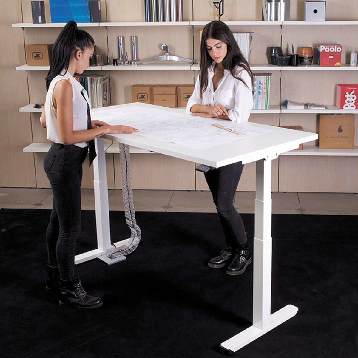 Scrivania Elettrica Bianca Regolabile In Altezza 89x50,8 Cm Con Prese E Ganci Per Casa Ufficio