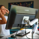Branch - Porta Monitor con Pinza per piani in Legno