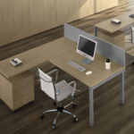 Isola di Lavoro Swing 5050 con cassettiera Moovy e Schermo in Legno