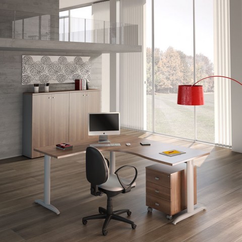 Isola di Lavoro Koros con Cassettiera Moovy e 2 Armadi Medi con Ante 1 Isola di Lavoro Koros con Cassettiera Moovy e 2 Armadi Medi con Ante