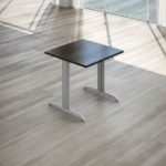 Scrivanie Koros con Elemento di Giunzione, Cassettiera Metal Moovy e Libreria Quadrica