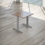 Scrivanie Koros con Elemento di Giunzione, Cassettiera Metal Moovy e Libreria Quadrica